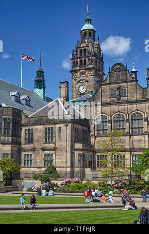 SHEFFIELD, Inghilterra - 7 Maggio 2009: il punto di vista della pace di giardini con l'edificio gotico di Sheffield Town Hall sullo sfondo. Sheffield. Engla Foto Stock