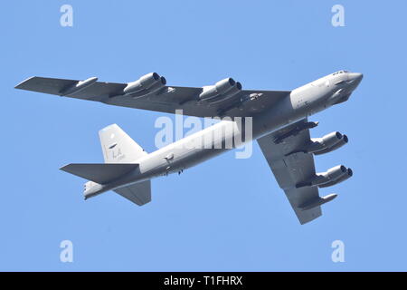 Un US Air Force Boeing B-52 bombardiere strategico che arrivano da una esercitazione militare a RAF Fairford, REGNO UNITO Foto Stock