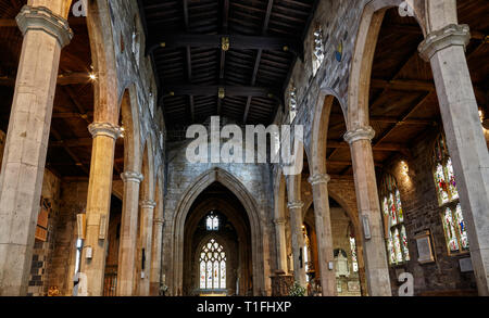 SHEFFIELD, Inghilterra - 7 Maggio 2009: Gli interni della navata centrale della Chiesa Cattedrale di San Pietro e di San Paolo (Sheffield Cathedral). Sheffield. Engla Foto Stock