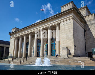 SHEFFIELD, Inghilterra - 8 Maggio 2009: l'edificio neoclassico di Sheffield City Hall dominato Barker's Pool con il vetro ricoperto di fontane. Sheffield. Foto Stock