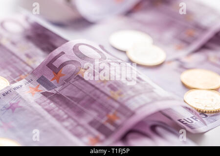Close-up houndred cinque banconote in euro monete Denaro e valuta Foto Stock