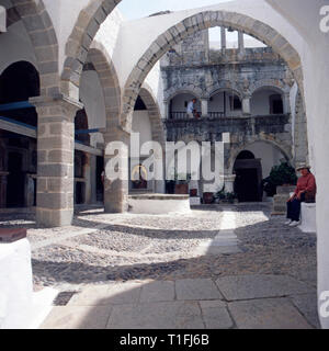 Innenhof des Kloster Pantanassa in Mistra, Griechenland 1980er. Cortile del monastero Pantanassa in Mistra, Grecia degli anni ottanta Foto Stock