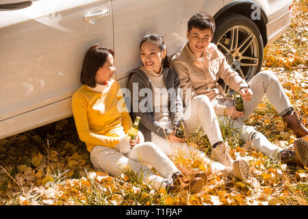 Giovani uomini e donne in gita all'aperto Foto Stock