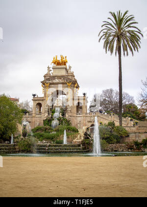 Fontana Font de la Cascada presso il Parc de la Ciutadella Barcellona Spagna nel giorno nuvoloso Foto Stock