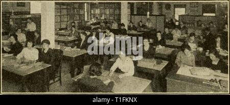 Di dollari e di senso in dollari e di senso nel pollame business .. dollarssenseinpo00amer Anno: 1921 American Scuola di pollame. Forza di Office i dipendenti in un ufficio al servizio dei nostri studenti F .Jte "io":r p#l;|. 3Iail, registrare e dipartimento FUing Foto Stock