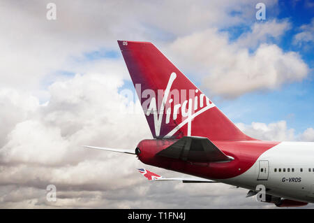 Aeroporto di Manchester, Regno Unito - 30 agosto 2015: Virgin Atlantic Airways Boeing 747-443 cn 30885-1268 G-VROS momento dopo il decollo. Foto Stock
