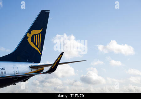 Aeroporto di Manchester, Regno Unito - 7 Febbraio 2017: Ryanair EI-EMJ Boeing 737-8come(WL) - CN 34975 / 3271 momenti dopo l'arrivo. Foto Stock