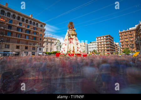 Ultra lunga esposizione della Vergine di fiori e Cattedrale di Valencia Foto Stock