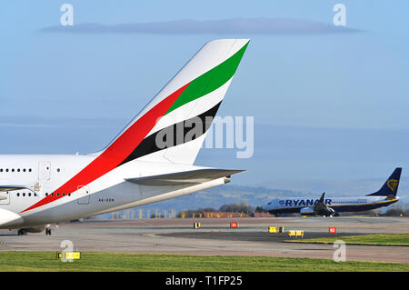 Aeroporto di Manchester, Regno Unito - 8 Gennaio 2018: Emirates Airlines Airbus A380-861 MSN 135 A6-EEN spinto indietro e Ryanair Boeing 737-8come EI-???. Foto Stock