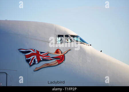 Aeroporto di Manchester, Regno Unito - 8 Gennaio 2018: Virgin Atlantic Airways Boeing 747-41R MSN 28757 L/N 1117 G-Vasto Ladybird momenti dopo touchdow. Foto Stock