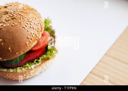 Hamburger di manzo, formaggio e verdure sul tavolo rustico. Primo piano con spazio di copia Foto Stock