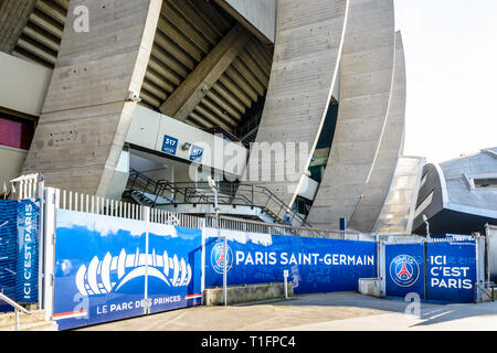 Il Parc des Princes Stadium, stadio di casa del Paris Saint Germain (PSG) football club di Parigi, Francia. Foto Stock