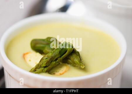 Purea di asparagi zuppa in ciotola bianco Foto Stock