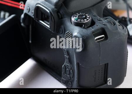 Praga, Repubblica Ceca - 14 Novembre 2018: lato posteriore di Canon EOS 750D fotocamera DSLR in silicone nero custodia protettiva con i pulsanti Indietro, mirino, m Foto Stock