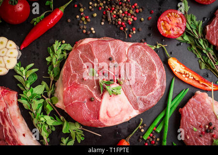 Materie Stinco di vitello su sfondo scuro pronto per la tostatura Foto Stock