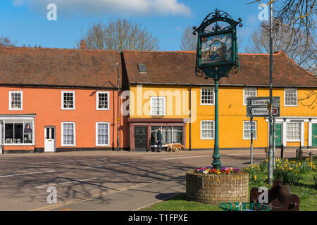 Bures UK, vista di case colorate in Bridge Street nella frazione di Bure sul lato Essex del villaggio di Bure (Suffolk) Inghilterra, Regno Unito. Foto Stock