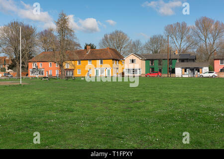 Bures UK, vista sul verde del villaggio e le sue case colorate in bure borgo sul lato Essex del villaggio di Bure (Suffolk) Inghilterra, Regno Unito. Foto Stock