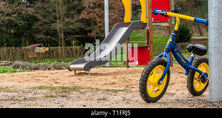 Kids bike parcheggiata su un parco giochi. Foto Stock