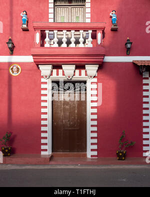 Red casa coloniale nel vecchio Quartiere Latino Fontainhas (Panaji), Panjim, Goa, India Foto Stock