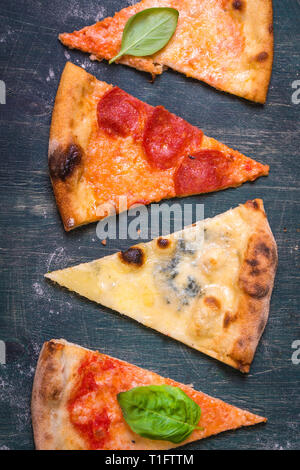 Un assortimento di fette di pizza Foto Stock