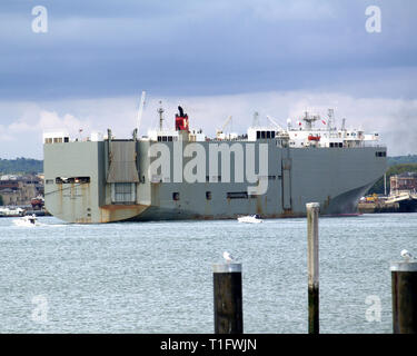 Veicolo transporter Triton autostrada a Southampton Docks, preso da Hythe Marina, Hampshire, Inghilterra, Regno Unito Foto Stock