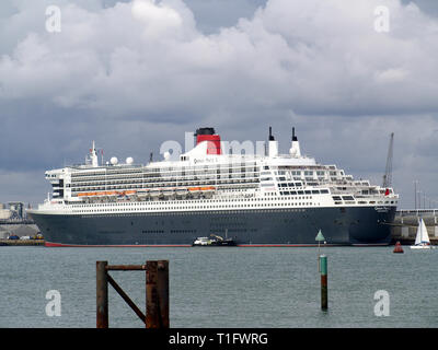 RMS Queen Mary 2 a Southampton Docks, preso da Hythe Marina, Hampshire, Inghilterra, Regno Unito Foto Stock