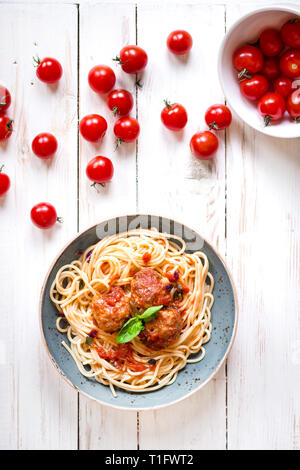 Spaghetti con le polpette di carne e salsa di pomodoro su una piastra Foto Stock