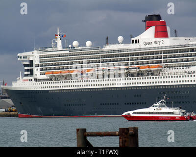 RMS Queen Mary 2 a Southampton Docks, preso da Hythe Marina, Hampshire, Inghilterra, Regno Unito Foto Stock