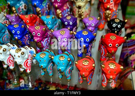 Toro in ceramica - centro commerciale di Lima. Dipartimento di Lima.PERU Foto Stock