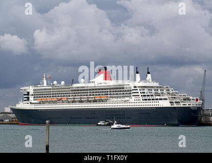 RMS Queen Mary 2 a Southampton Docks, preso da Hythe Marina, Hampshire, Inghilterra, Regno Unito Foto Stock