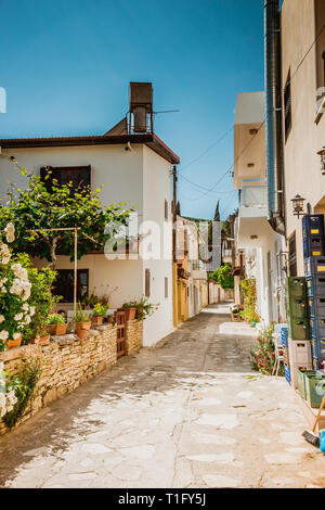 Strette strade di pietra in Kato Lefkara village. Larnaca District, a Cipro, in estate. Foto Stock