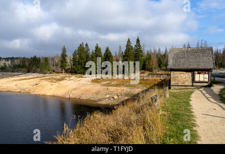 Lago chiamato Oderteich nella regione tedesca Harz in autunno Foto Stock