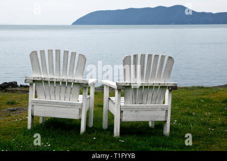 WA06485-00...WASHINGTON - sedie con vista sulla baia di Doe su Orcas Island. Foto Stock
