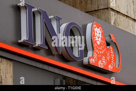 Bucarest, Romania - 11 Ottobre 2018: un logo della ING Bank, la multinazionale olandese servizi bancari e finanziari corporation, è visualizzato sulla parte superiore del Foto Stock