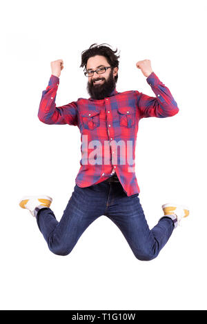 Jumping uomo barbuto esulta vittoria, clenching pugni, immagine isolata su sfondo bianco Foto Stock