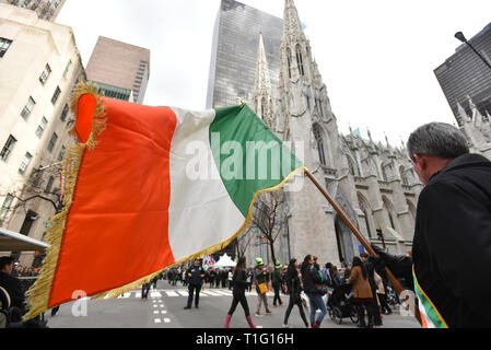 Le persone che frequentano la città di New York per il giorno di San Patrizio parata del 16 marzo 2019. Foto Stock