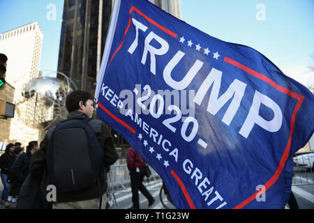 Trump sostenitori al Trump Tower internazionale il 24 marzo 2019 a New York. Foto Stock