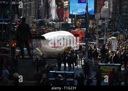 La fusoliera di un 1958 Lockheed costellazione "Connie" aereo, destinato a diventare un cocktail lounge presso la TWA Hotel all'aeroporto JFK, sul display nel tempo Foto Stock