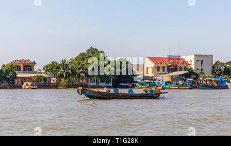 MY THO, VIETNAM - Febbraio 24, 2018: Turismo e Viaggi barche sul fiume Mekong vicino a My Tho, Vietnam Foto Stock