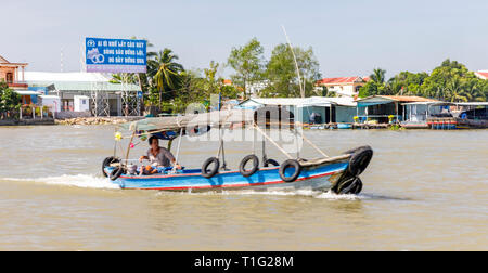 MY THO, VIETNAM - Febbraio 24, 2018: Turismo e Viaggi barche sul fiume Mekong vicino a My Tho, Vietnam Foto Stock