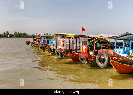 MY THO, VIETNAM - Febbraio 24, 2018: Turismo e Viaggi barche sul fiume Mekong vicino a My Tho, Vietnam Foto Stock