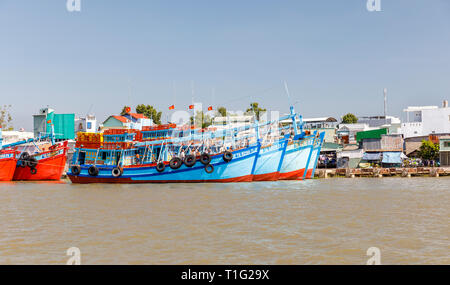 MY THO, VIETNAM - Febbraio 24, 2018: Turismo e Viaggi barche sul fiume Mekong vicino a My Tho, Vietnam Foto Stock