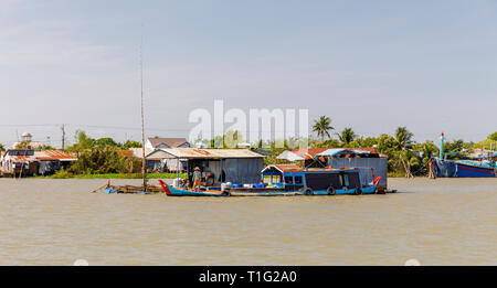 MY THO, VIETNAM - Febbraio 24, 2018: Turismo e Viaggi barche sul fiume Mekong vicino a My Tho, Vietnam Foto Stock