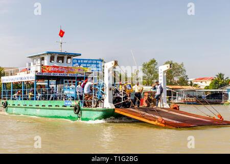 MY THO, VIETNAM - Febbraio 24, 2018: Turismo e Viaggi barche sul fiume Mekong vicino a My Tho, Vietnam Foto Stock