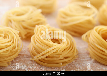 Close up non cotti italian pasta all' Uovo nidi Foto Stock