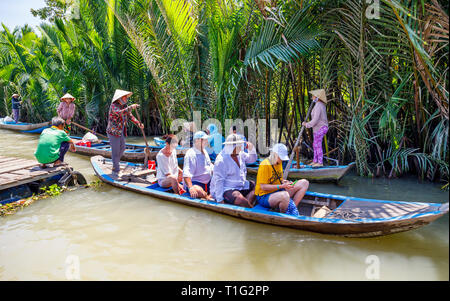 MY THO, VIETNAM - Febbraio 24, 2018: i turisti in giro in barca sul fiume Mekong vicino a My Tho, Vietnam Foto Stock