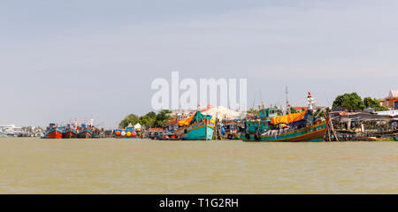 MY THO, VIETNAM - Febbraio 24, 2018: Turismo e Viaggi barche sul fiume Mekong vicino a My Tho, Vietnam Foto Stock