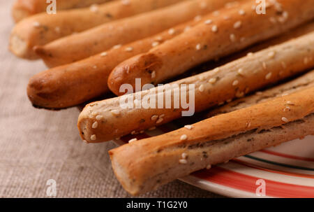 Close up sfornato fresco italiano grissini grissini sulla piastra Foto Stock