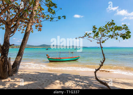 Barca da pesca ormeggiate offshore a Bai Vung divieto di spiaggia pubblica nel Golfo di Thailandia, Phu Quoc island, Thailandia, Asia Foto Stock