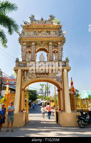 MY THO, VIETNAM - Febbraio 24, 2018: porta all'ingresso al Tempio del Buddha di proprietà in My Tho, Vietnam Foto Stock